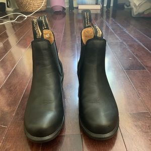 BLUNDSTONES 500 IN EXQUISITE CONDITION NEVER WORN